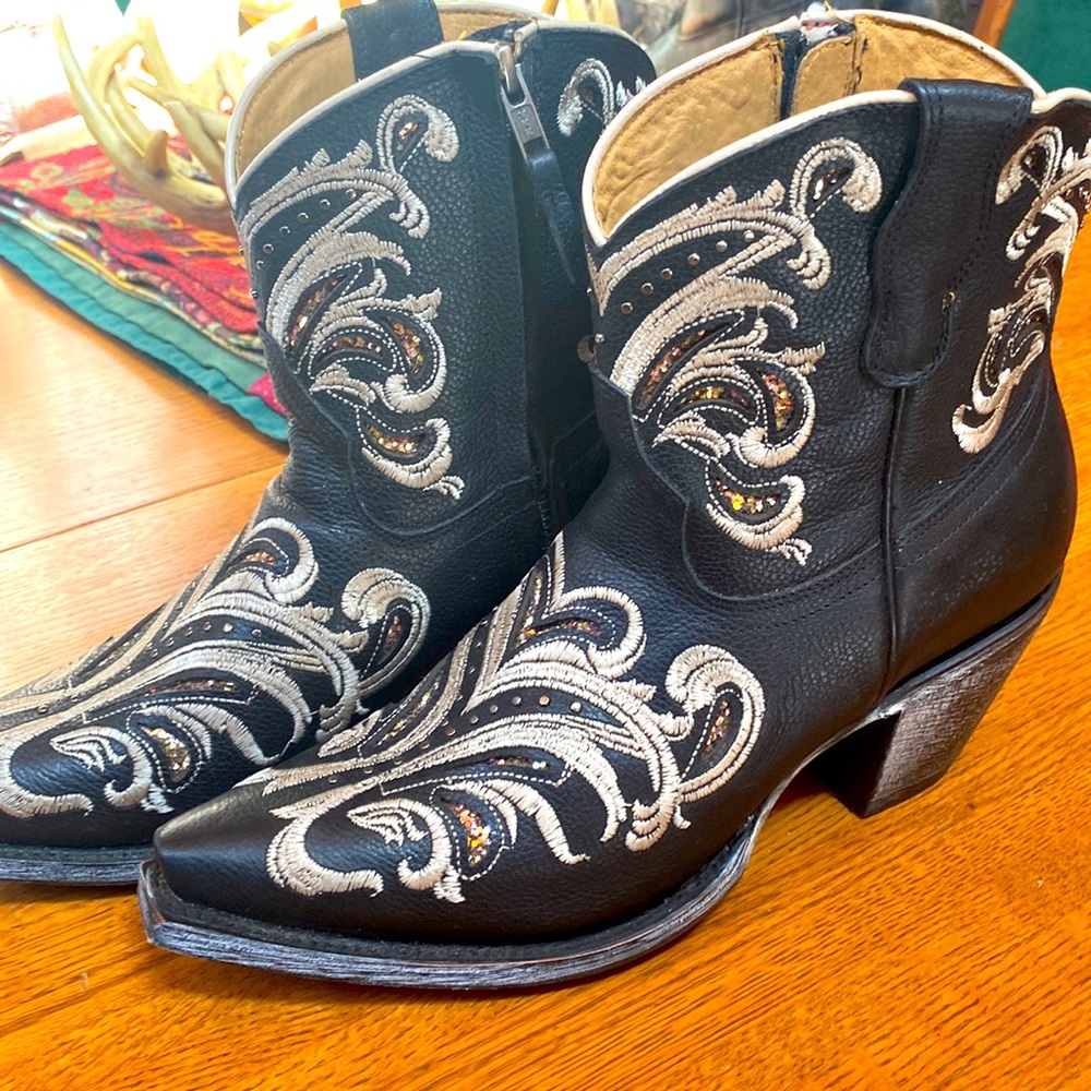 Shyanne ladies boots, size 9